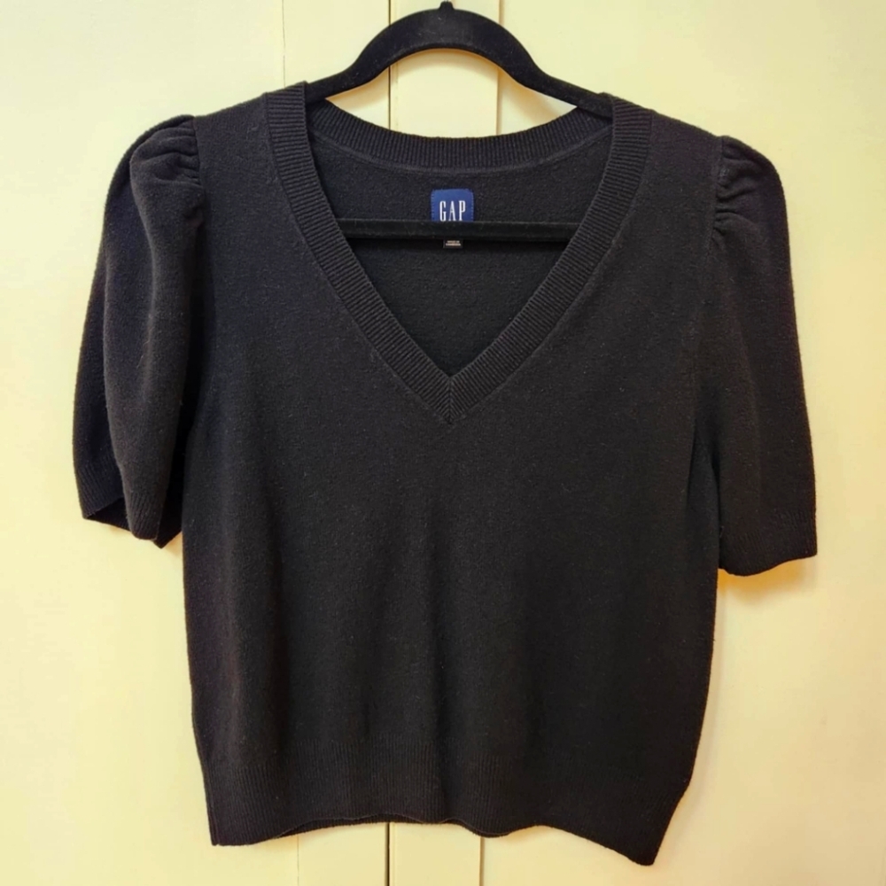 GAP v-neck CashSoft black sweater with elbow length puffed sleeves - Size L
